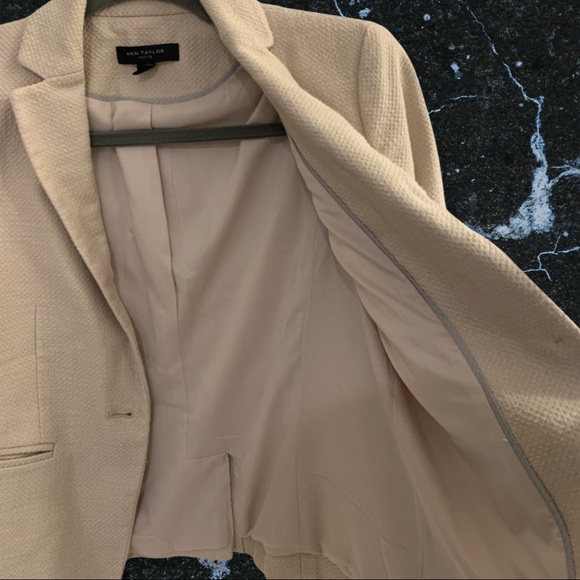 ANN TAYLOR • Lovely Lady Beige 3/4 Sleeve Petite Mini Blazer - Picture 6 of 13